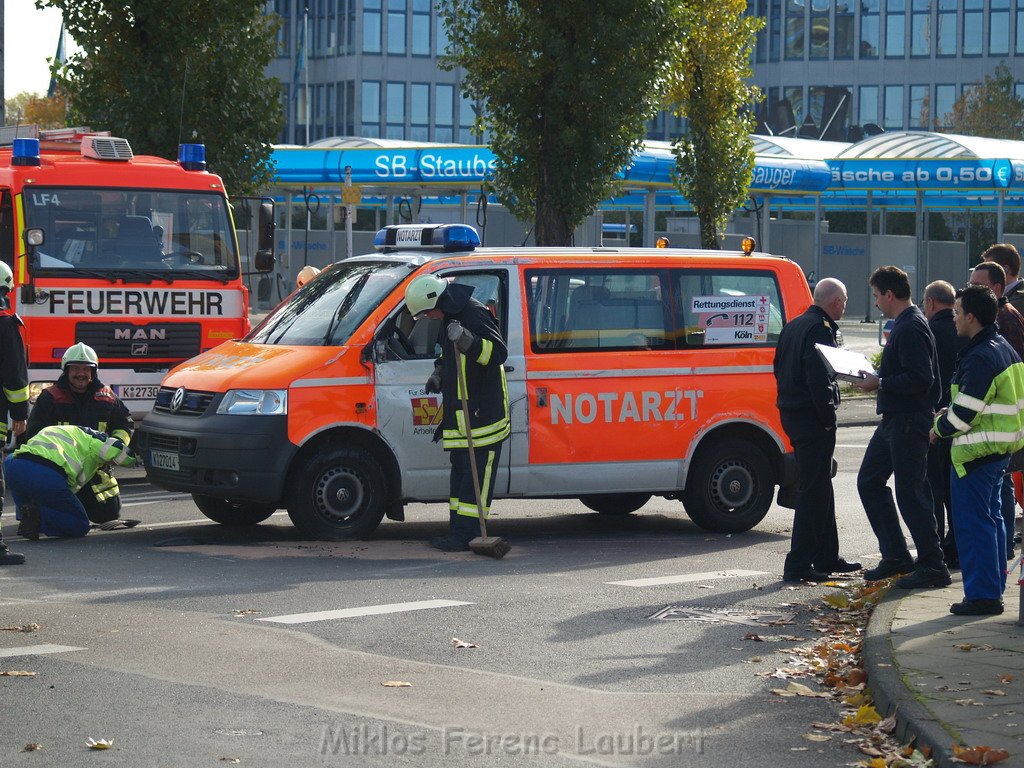 Schwerer VU Notarzt Pkw Koeln Ehrenfeld Weinsbergstr Oskar 88.JPG